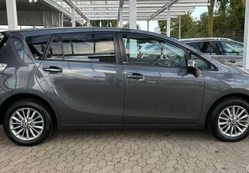 Toyota Verso 174.000 km 12.950 &euro; Dinslaken 46539